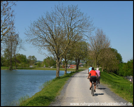 Die Alte Fahrt in Olfen – teilweise noch mit Wasser hinter einem Damm hoch über der Umgebung. Hier am ehemaligen Hafen