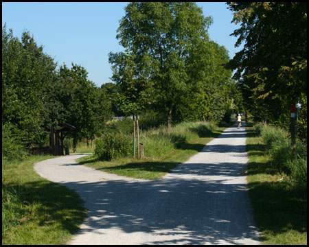 Rad- und Wanderweg, wo früher Wasser war