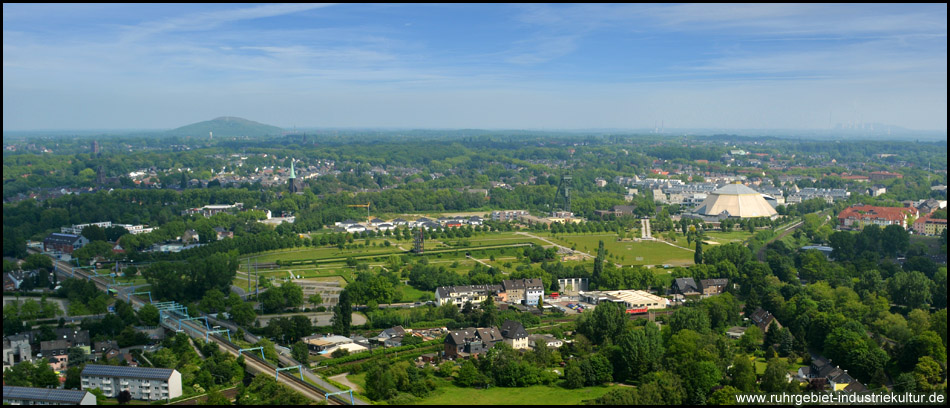 Blick auf den OLGA-Park mit dem markanten Gartendom. Im Hintergrund sticht Halde Haniel hervor