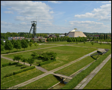 Blick vom Turm auf das Parkgelände mit Förderturm und  Kohlenmischhalle "Gartendom" 