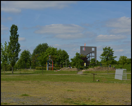 Sport- und Spielplatz vor dem Aussichtsturm