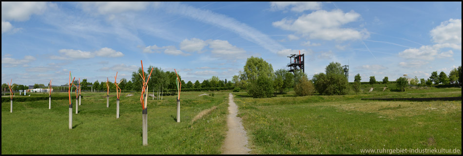 Panoramablick von einem Erddamm in der Nähe des Eingangs im Südwesten