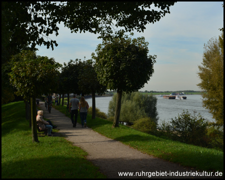 Rheinpromenade mit Blick stromabwärts