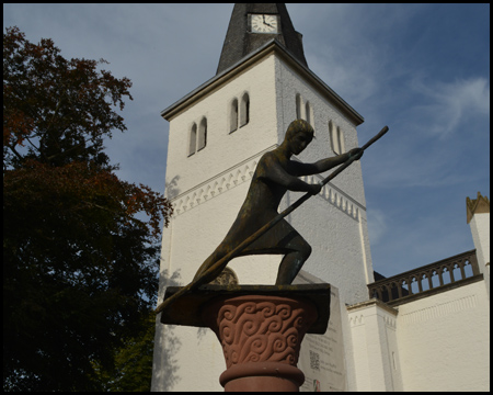 Fährmann vor der evangelischen Kirche