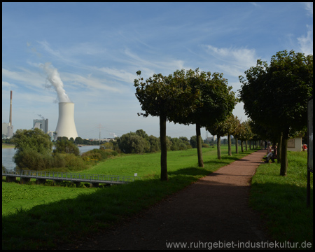 Rheinpromenade mit Blick stromaufwärts