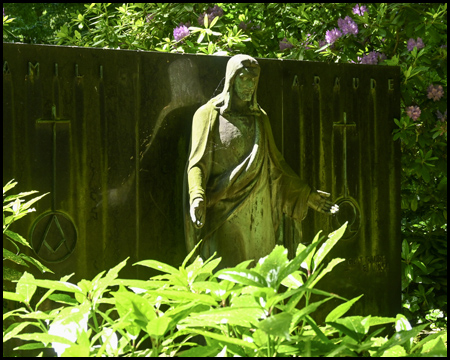Grab auf dem Ostfriedhof Dortmund mit Figur