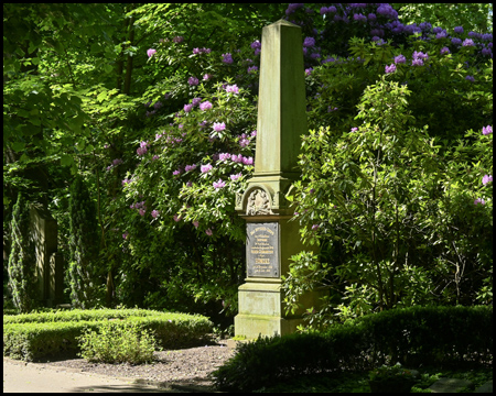 Obelisk auf einem Friedhof