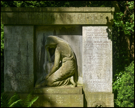 Grabstätte mit Figur einer trauernden Frau