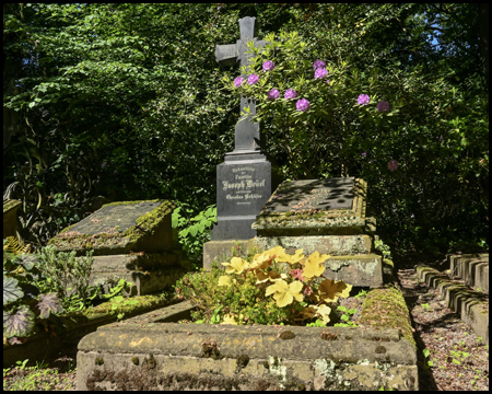 Ein altes Grab mit steinernem Kreuz
