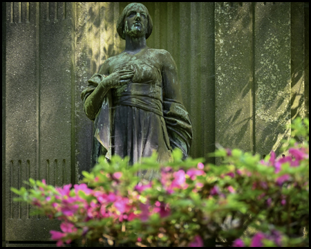 Statue einer Frau auf einem Friedhof