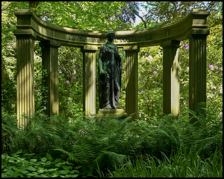 Monumentales Grab mit Säulen auf dem Ostenfriedhof