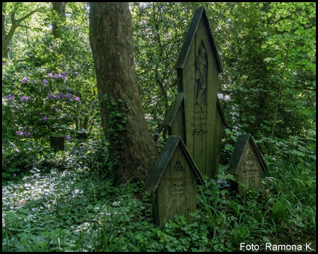 Hölzerne Grabsteine auf dem jüdischen Friedhof auf dem Ostenfriedhof Dortmund