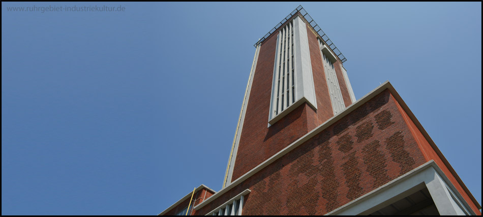 Blick in den Himmel: Links an der Turm-Ecke sind die gelben Leuchtstoffröhren deutlich sichtbar