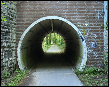 Ein Tunnel mit Radweg