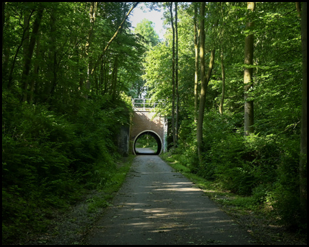 Radweg auf alter Bahntrasse und ein Tunnel