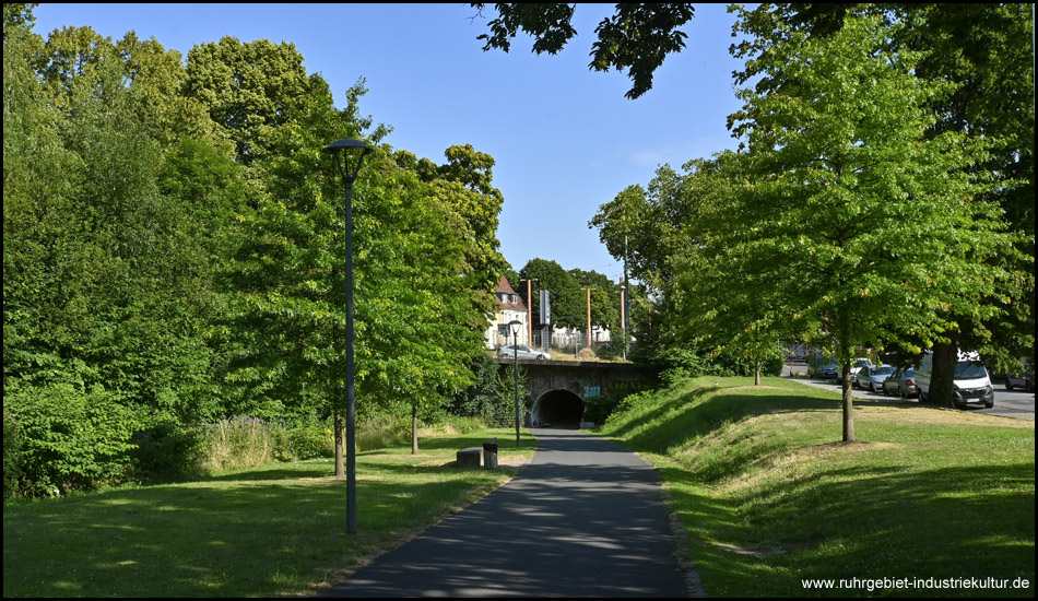 Parkband West mit Tunnel zum Westpark in Bochum