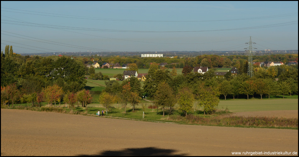 Weiter Blick ins nördliche Ruhrgebiet von der Distelkampstraße aus. Unten ist der Weg zu verfolgen, auf dem wir hergekommen sind.