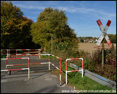 Alter Bahnübergang einer Güterbahnstrecke