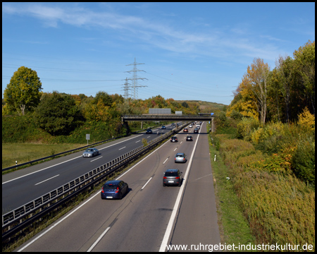 Erneute Querung der A43, hinten ist die Deponie sichtbar