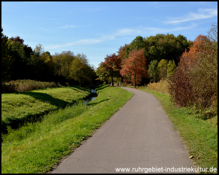 Parkway am Ufer des Oelbachs hinter dem Ümminger See