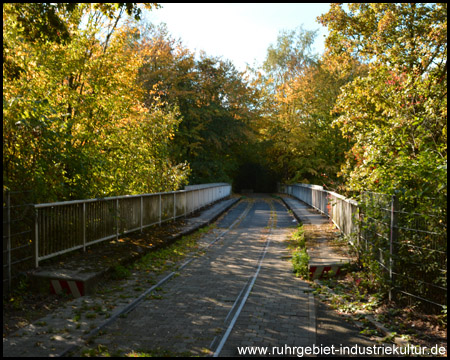 Der Parkway nutzt hinter der Halde eine alte Eisenbahnbrücke  über die Werner Straße