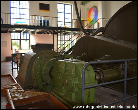 Erster Ausstellungsraum mit Barfußpfad, Licht und Farbe