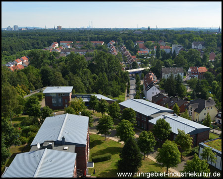 Ausblick über Katernberg nach Gelsenkirchen In der Mitte Brücke der Zollverein-Trasse (heute Radweg) 