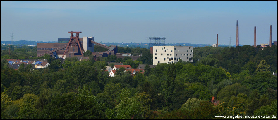 Beste Sicht auf die Hauptförderanlage von Zeche Zollverein mit Schacht XII, dem Ruhr Museum in der Kohlenmischhalle,  dem Zollverein-Kubus der Folkwang-Universität sowie Kühlturm und Schornsteine der benachbarten Kokerei 