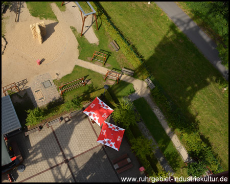 Rastplatz und Ausstellungs-Freigelände am Radweg  im Schatten des Förderturms 