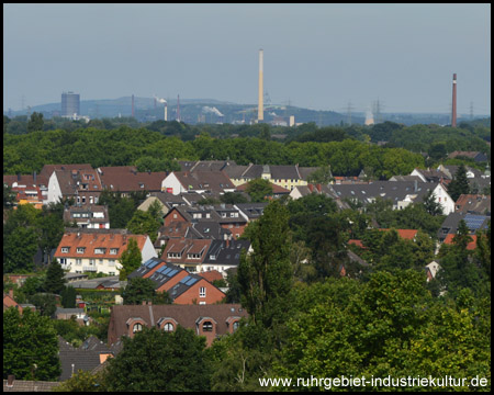 Blick nach Bottrop mit hinterm Schornstein verdecktem Tetraeder