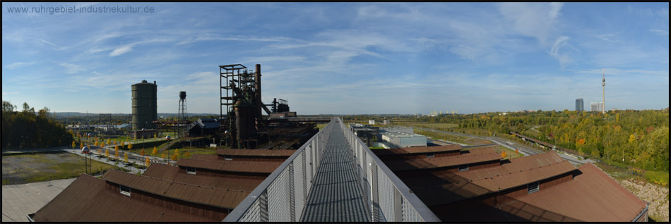 Fast 180°-Panoramablick auf dem Skywalk von der Halde Entenpoth über den Gasometer, den Hochofen bis zum Florianturm 