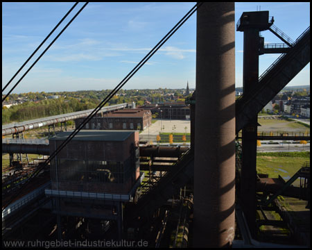 Blick aus mittlerer Höhe auf Hochofen 6 und die Phoenix-Halle