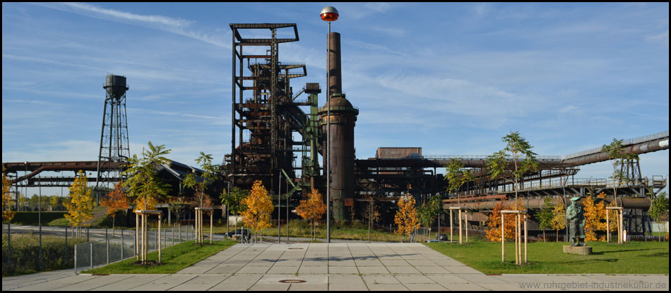 Blick vom Phoenix-Platz auf das Hochofenwerk. Links der Wasserturm, mittig die zwei Hochöfen und rechts das Denkmal "Hüttenmann"