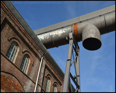 Aufgeständerte Gasrohr über der Phoenix-Halle