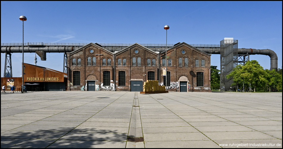 Platz vor der Phoenix-Halle mit dem Skywalk auf dem Gasrohr