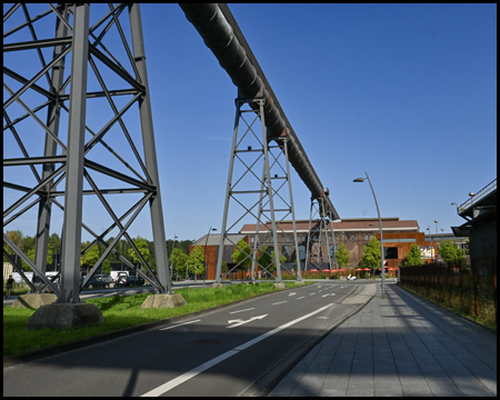 Der Skywalk Phoenix-West hoch über der Straße