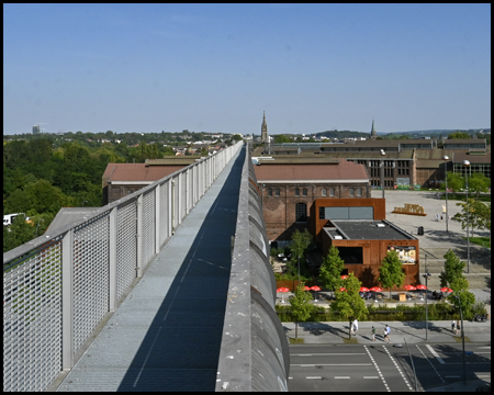 Auf dem Skywalk Phoenix-West in Dortmund