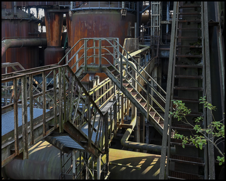 Treppen innerhalb eines Industriegeländes