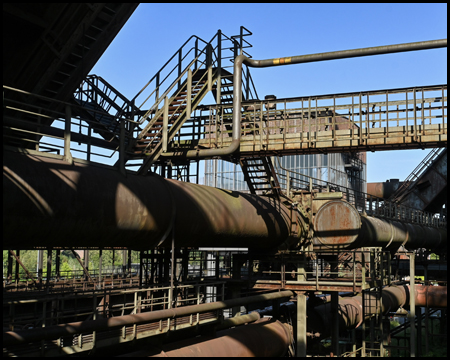 Industrieanlage mit dicken Rohren und Laufwegen mit Brücken