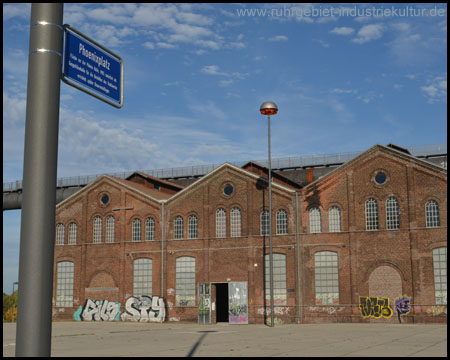 Phoenix-Halle am gleichnamigen Platz, überquert vom Skywalk