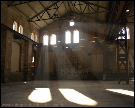 Im Innern der Halle: Sonnenlicht wird im Staub sichtbar