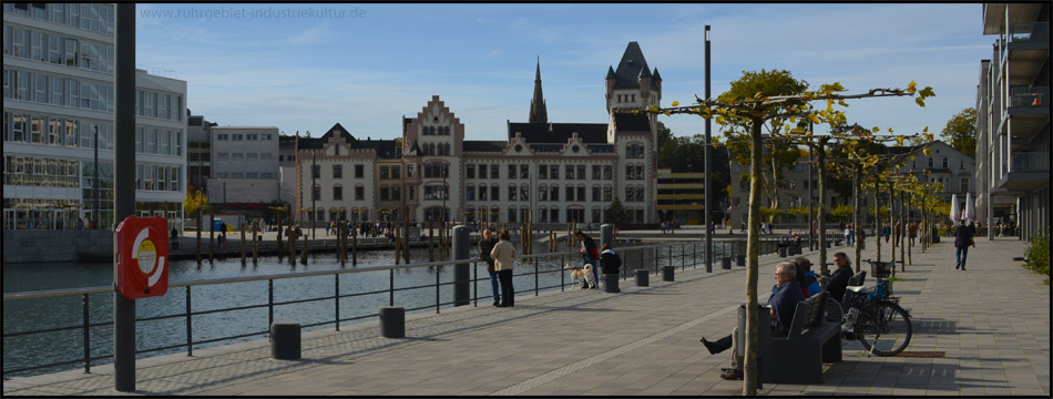 Bei gutem Wetter stark frequentierte Promenade am Hafen vor der Hörder Burg