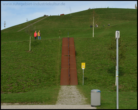 Aufstieg über rostige Treppen oder Rampen