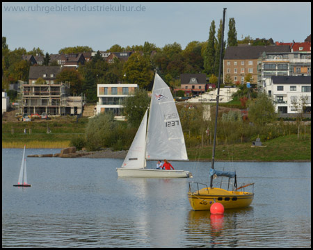 Segelboote vor der Landschaftsinsel mit Sitzbank