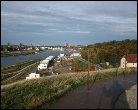 Aussichtsplateau mit Himmelsrichtungen