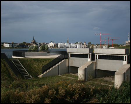 Schleusentor Bellevue und Aussichtsplattform über den See