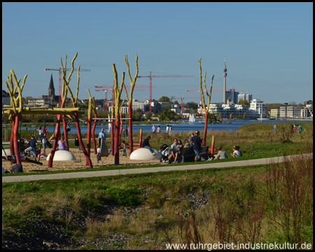 Spielplatz vor dem Kaiserberg mit Blick auf den See