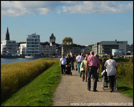 Rege genutzter Fußgängerweg um den See