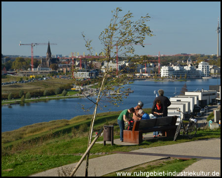 Aussicht über den gesamten See und den Ort Hörde