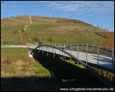 Grasbewachsener Aussichtspunkt hinter der Emscherbrücke